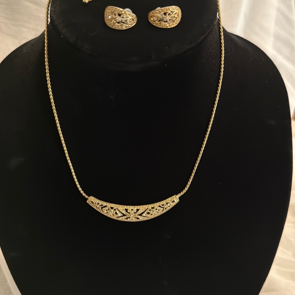 Elegant costume Gold Necklace and Earring Set - Picture 1 of 1